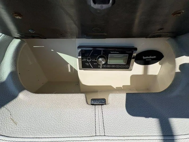 Slide: The Image of Sea Ray SLX 230 2014 - 44