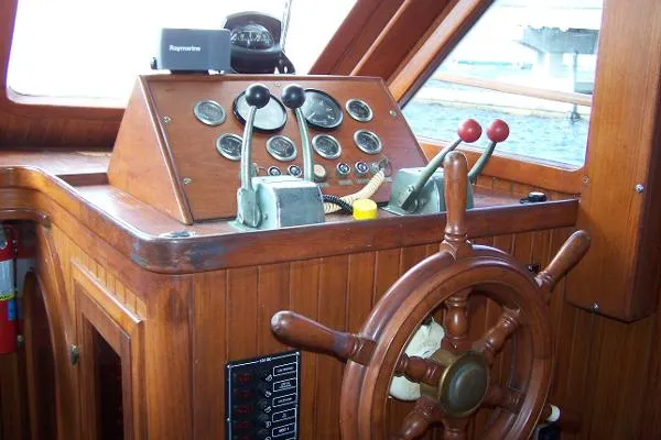 Slide: The Image of Marine Trader Sundeck 1986 - 10