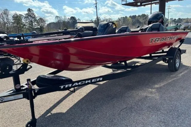 The Image of Tracker Pro Team 195 2026 - undefined