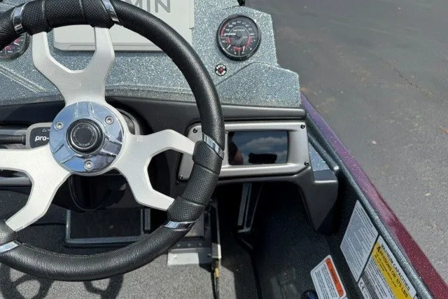 Slide: The Image of Steering wheel and dashboard of 2026 Nitro Z20 XL Pro boat. - 16