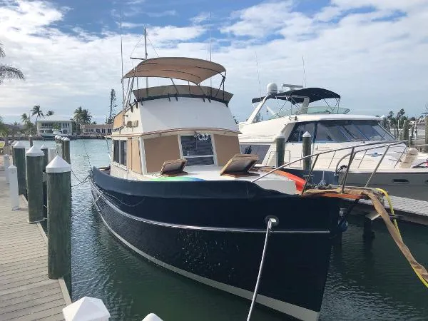 Slide: The Image of Grand Banks 42 Sport Cruiser 1985 - 2