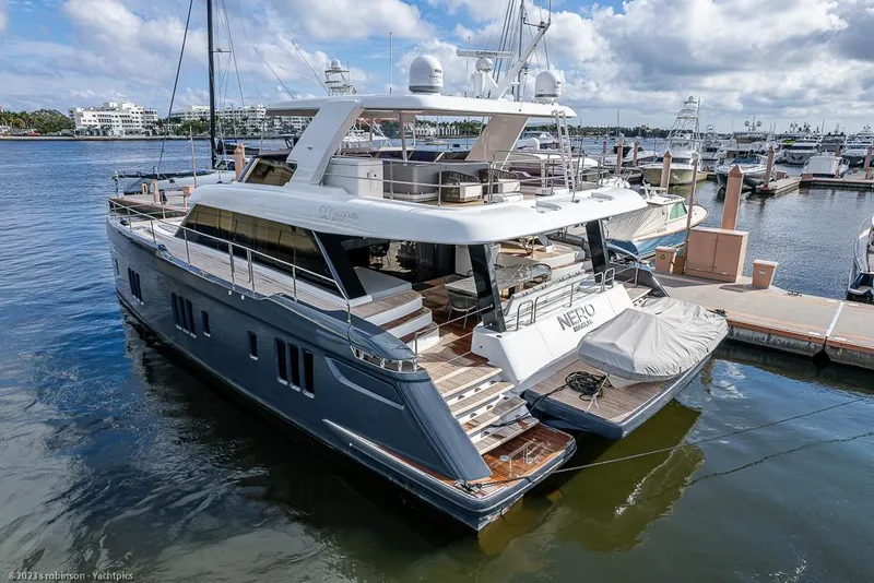 Slide: The Image of Sunreef 60 NERO- Profile - 15