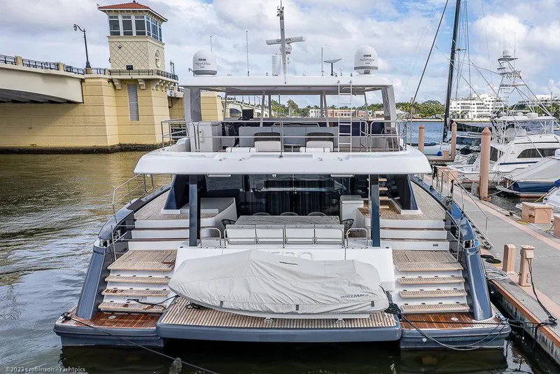 Slide: The Image of Sunreef 60 NERO- Profile - 18