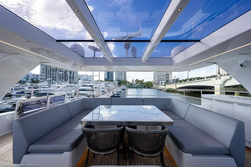 Slide: The Image of Sunreef 60 NERO- Dinnette - 44