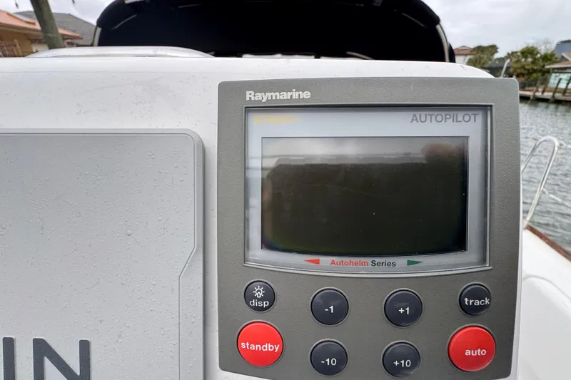 Slide: The Image of Raymarine autopilot system on 2004 Alliaura FEELING 44 DI sailboat, featuring control buttons. - 16