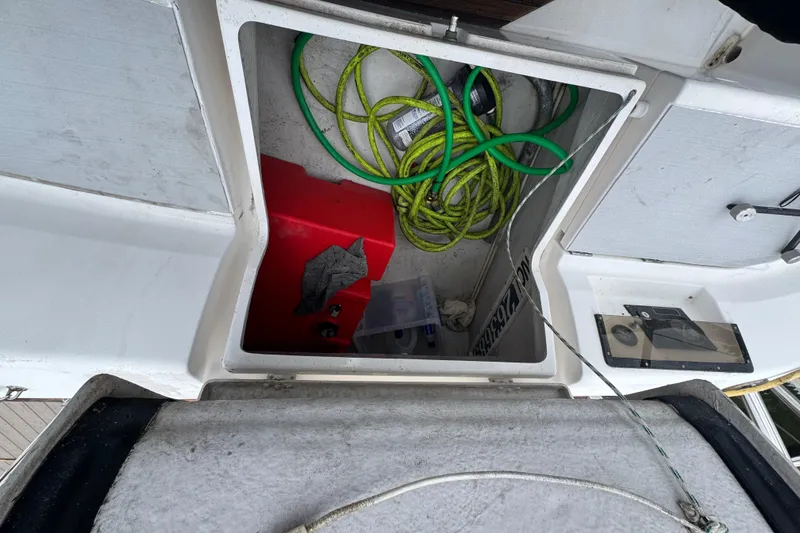 Slide: The Image of Steering wheel of 2004 Alliaura FEELING 44 DI sailboat with Lewmar branding. - 22