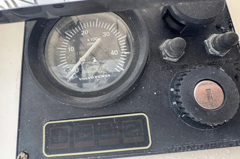 Slide: The Image of Winch and ropes on 2004 Alliaura FEELING 44 DI sailboat deck. - 25