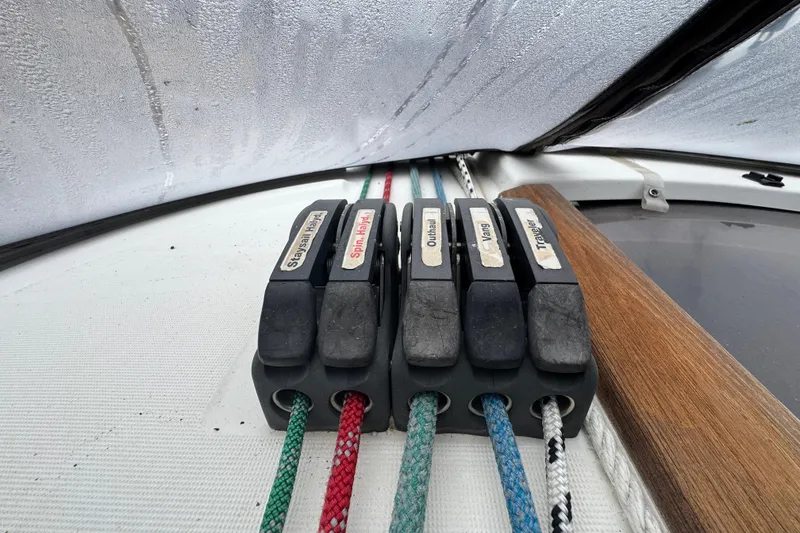 Slide: The Image of Sailing ropes and clutches on a 2004 Alliaura FEELING 44 DI yacht deck. - 28