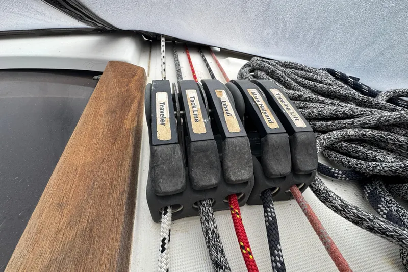Slide: The Image of Rope clutches on a 2004 Alliaura FEELING 44 DI sailboat deck, labeled for various lines. - 29