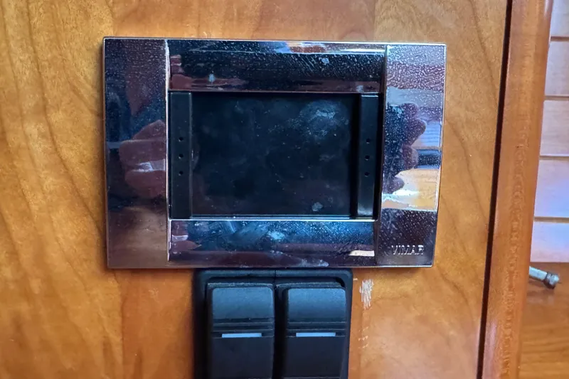 Slide: The Image of Control panel on 2004 Alliaura FEELING 44 DI yacht, mounted on wooden surface. - 37