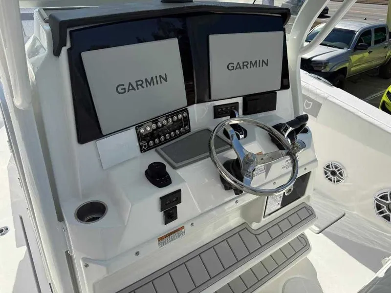 Slide: The Image of Sea Fox 328 Commander 2026 - 16