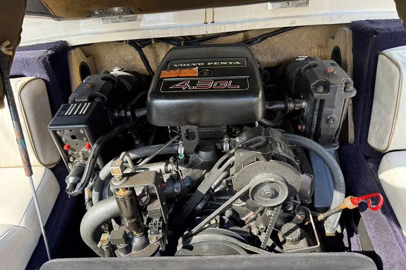Slide: The Image of 1999 Regal 1900 LSR boat engine, Volvo Penta 4.3GL, detailed view. - 10