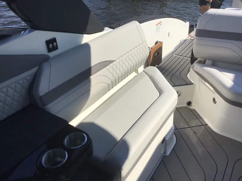 Slide: The Image of Sea Ray SLX 280 Outboard 2026 - 9