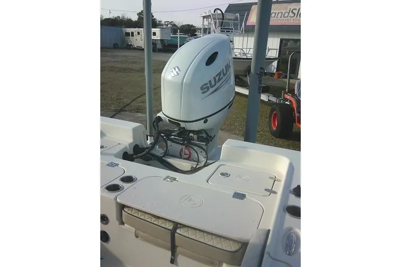 Slide: The Image of 2022 Carolina Skiff 21 Ultra Elite boat with Suzuki outboard motor. - 39