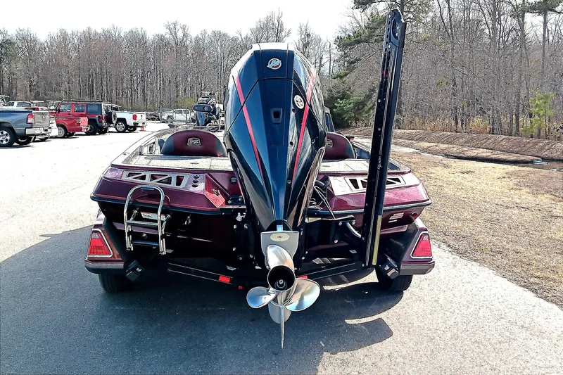 Slide: The Image of 2020 Ranger Z519 boat with powerful outboard motor, parked on a sunny day. - 8