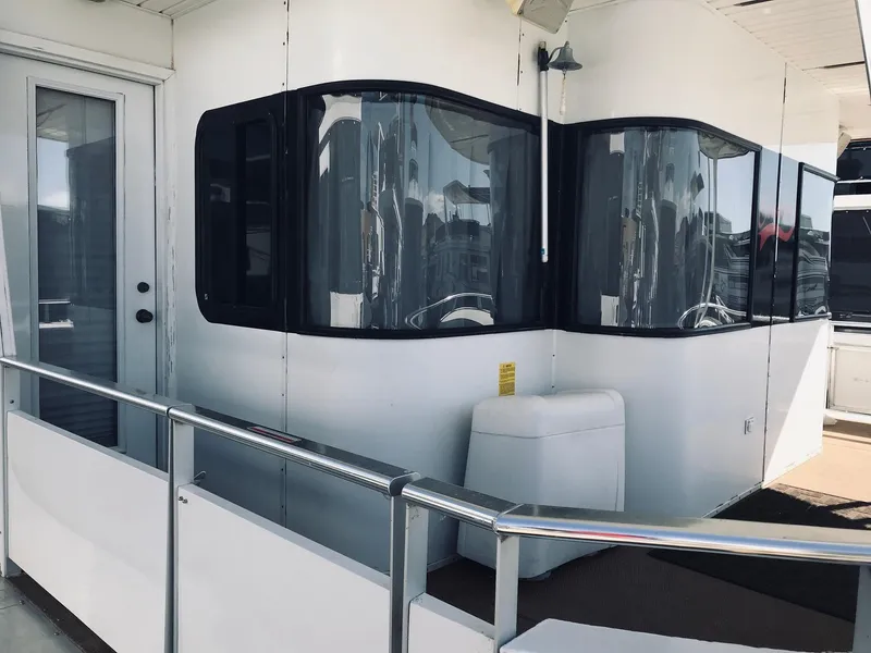 Slide: The Image of 2008 Destination Yachts Cruisin, modern yacht with tinted windows. - 4