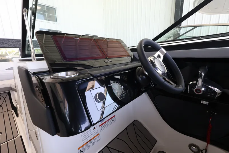 Slide: The Image of Sea Ray SLX 280 Outboard 2026 - 17