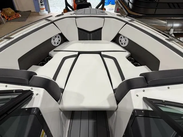 Slide: The Image of Monterey 218SS Super Sport 2025 - 17