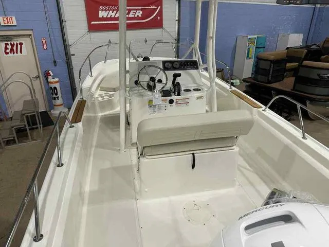 Slide: The Image of Boston Whaler 190 Montauk 2026 - 7