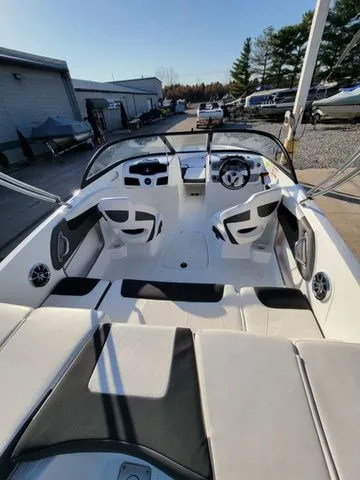 Slide: The Image of Tahoe 550 TS 2021 - 4