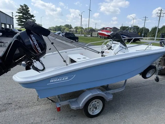 Slide: The Image of Boston Whaler 130 Super Sport 2025 - 6