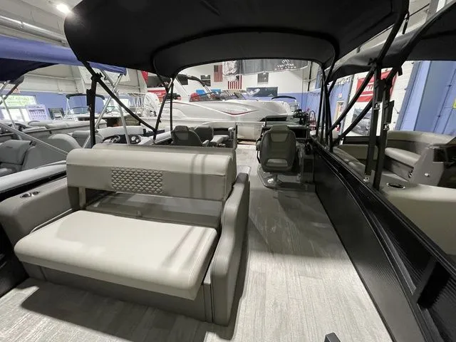 Slide: The Image of Apex Marine M22 2023 - 6