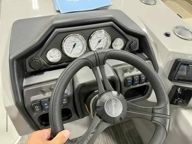 Slide: The Image of Bentley Pontoons Legacy 223 Navigator Dual Captain Full Tube 2026 - 11