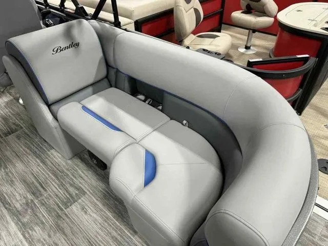 Slide: The Image of Bentley Pontoons Legacy 223 Navigator Dual Captain Full Tube 2026 - 16