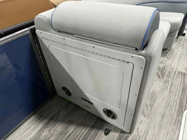 Slide: The Image of Bentley Pontoons Legacy 223 Navigator Dual Captain Full Tube 2026 - 6