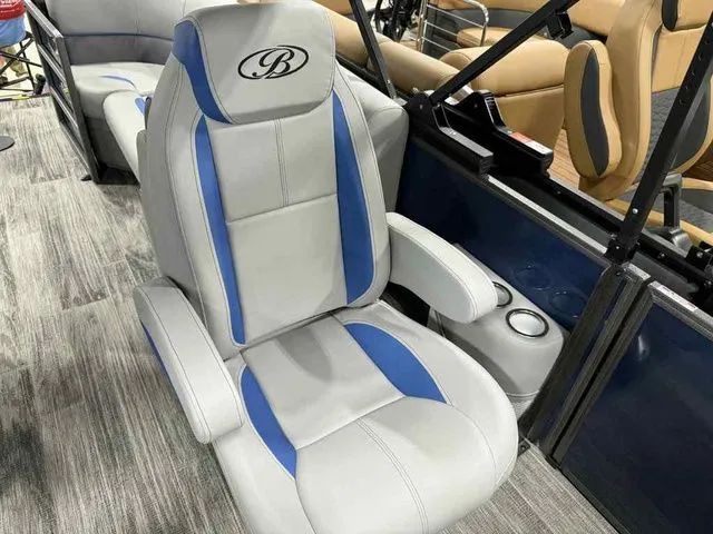 Slide: The Image of Bentley Pontoons Legacy 223 Navigator Dual Captain Full Tube 2026 - 8