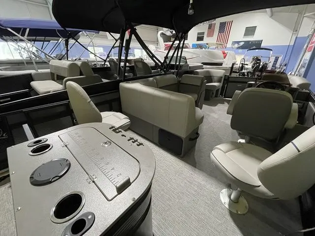 Slide: The Image of Apex Marine E 818 2023 - 3