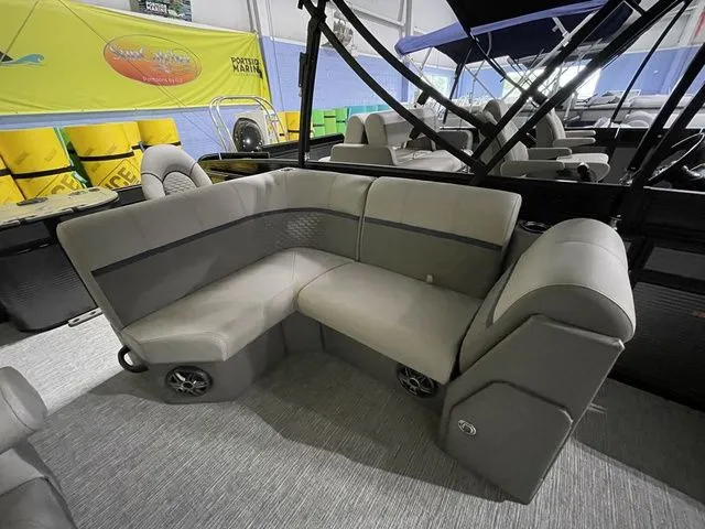 Slide: The Image of Apex Marine E 818 2023 - 7