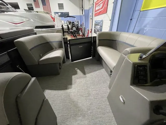 Slide: The Image of Apex Marine E 818 2023 - 8