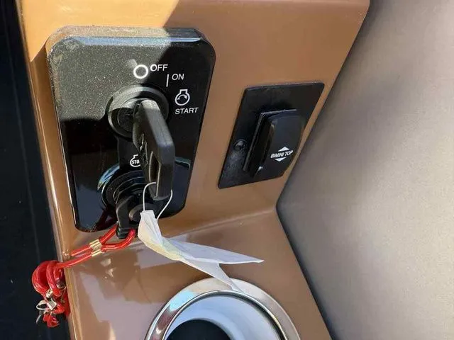 Slide: The Image of Bentley Pontoons Elite 223 Admiral Dual Captain 3/4 Tube 2026 - 23