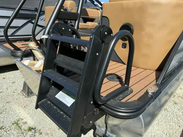 Slide: The Image of Bentley Pontoons Elite 223 Admiral Dual Captain 3/4 Tube 2026 - 5