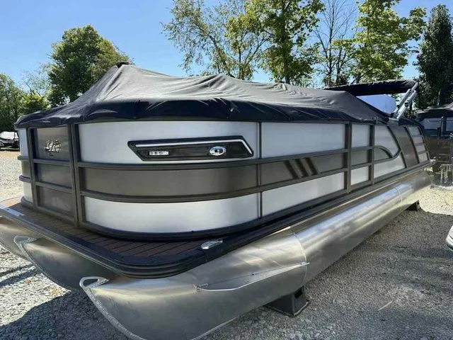 Slide: The Image of Bentley Pontoons Elite 223 Admiral Dual Captain 3/4 Tube 2026 - 8