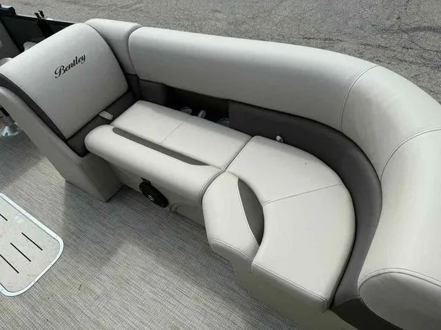 Slide: The Image of Bentley Pontoons Legacy 223 Navigator Dual Captain 3/4 Tube 2026 - 10