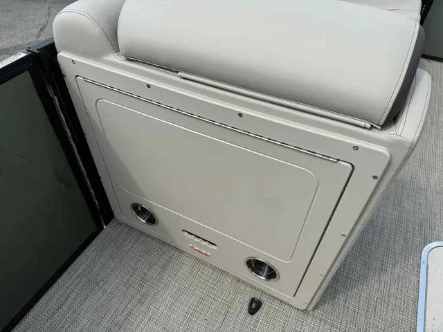 Slide: The Image of Bentley Pontoons Legacy 223 Navigator Dual Captain 3/4 Tube 2026 - 12