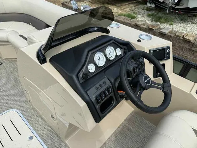 Slide: The Image of Bentley Pontoons Legacy 223 Navigator Dual Captain 3/4 Tube 2026 - 15