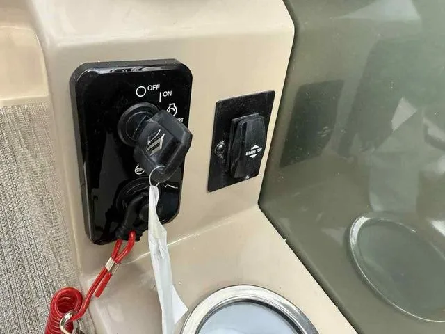 Slide: The Image of Bentley Pontoons Legacy 223 Navigator Dual Captain 3/4 Tube 2026 - 20