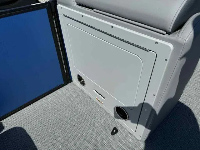 Slide: The Image of Bentley Pontoons Legacy 223 Swingback Dual Captain 3/4 Tube 2026 - 10