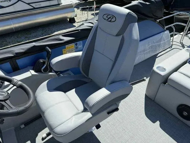 Slide: The Image of Bentley Pontoons Legacy 223 Swingback Dual Captain 3/4 Tube 2026 - 14