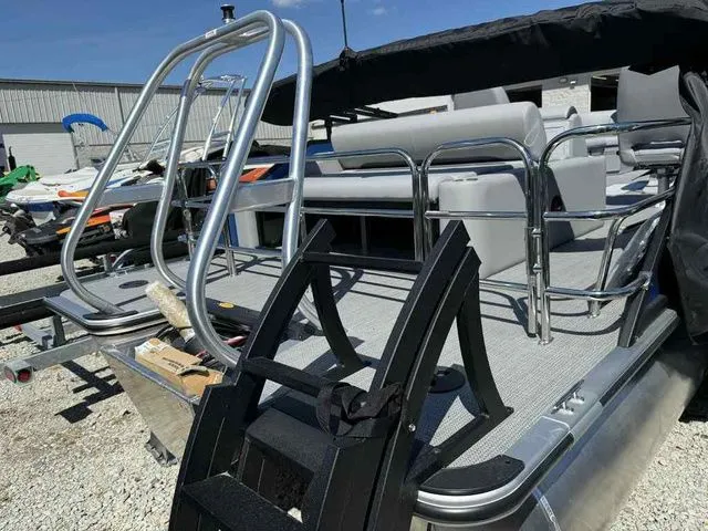 Slide: The Image of Bentley Pontoons Legacy 223 Swingback Dual Captain 3/4 Tube 2026 - 5