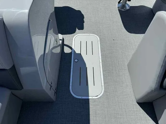 Slide: The Image of Bentley Pontoons Legacy 223 Swingback Dual Captain 3/4 Tube 2026 - 9