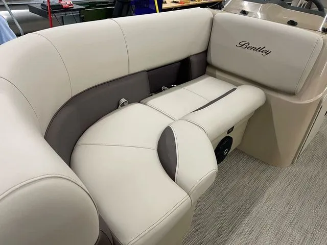 Slide: The Image of Bentley Pontoons Fish-N-Cruise 200 2025 - 13