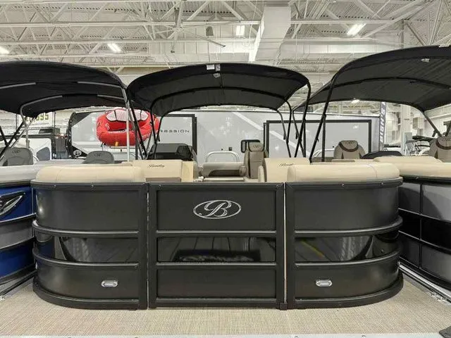 The Image of Bentley Pontoons Legacy 243 Swingback Dual Captain 3/4 Tube 2026 - 1