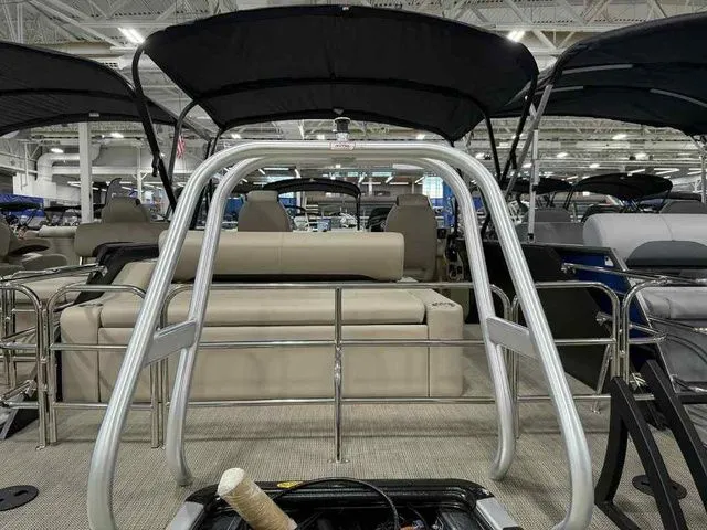 Slide: The Image of Bentley Pontoons Legacy 243 Swingback Dual Captain 3/4 Tube 2026 - 17