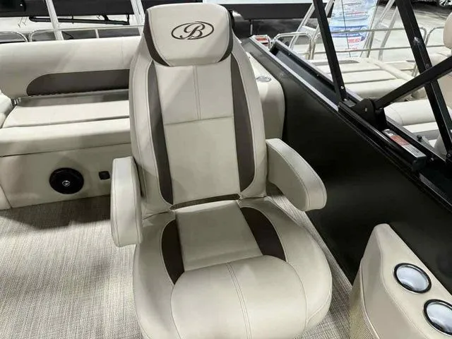 Slide: The Image of Bentley Pontoons Legacy 243 Swingback Dual Captain 3/4 Tube 2026 - 7