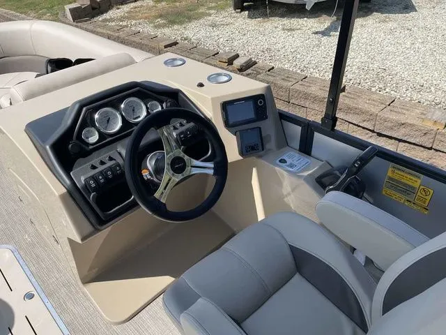 Slide: The Image of Bentley Pontoons Legacy 223 QSB Dual Captain Full Tube 2025 - 16
