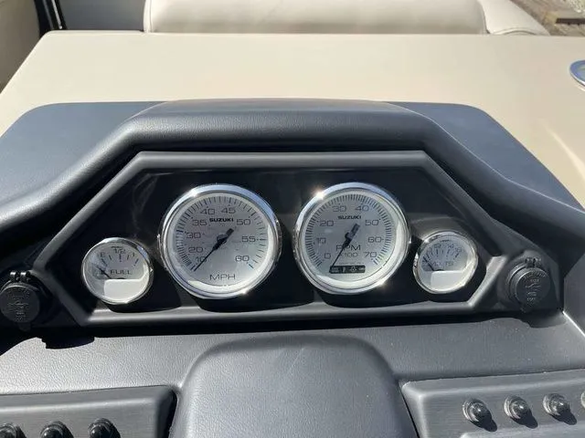 Slide: The Image of Bentley Pontoons Legacy 223 QSB Dual Captain Full Tube 2025 - 17